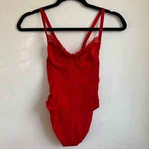 SKIMS Seamless Sculpt Lace Thong Bodysuit – Cayenne (M) NWOT